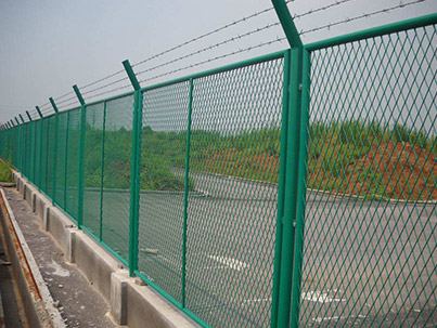 如何選擇公路護(hù)欄網(wǎng)？ 